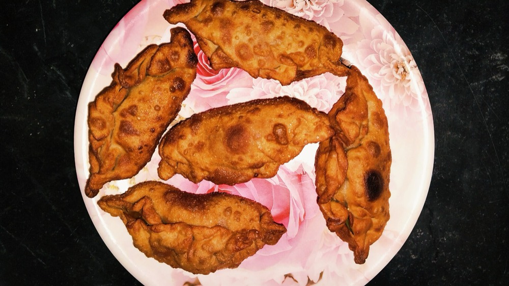 Fried momos whose browned exterior does not by itself prove centre doneness