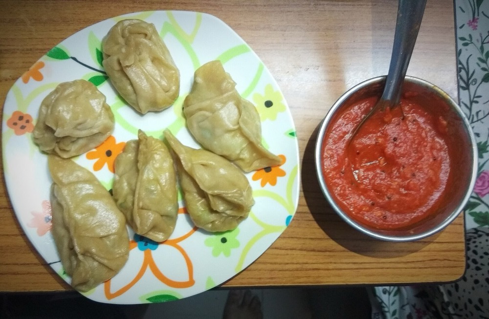 Momos served on a plate for editorial reference